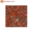 インドのつぼのために特定のサイズにカットされるルビー色の赤い花こう岩の石は高く磨かれたタイルを張ります