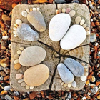 庭のかわいい歩道の裏庭のための石のFootmarkの小さい玉石