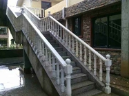 屋外の白い大理石の階段の柵の手すり、外的な階段手すり