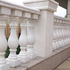 白い大理石の石造りの平板、大理石の階段のバルコニーの柱の柵の手すりの石