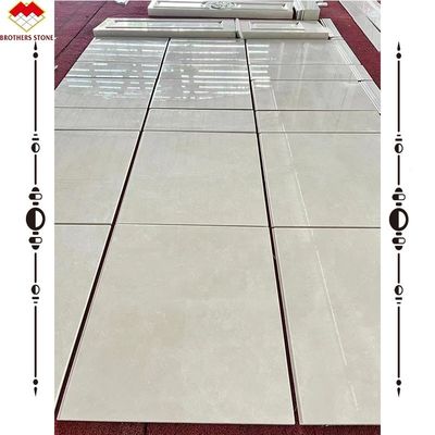 ライトベージュ色の大理石壁パネルと現代背景ディスプレイのための大理石彫刻柱