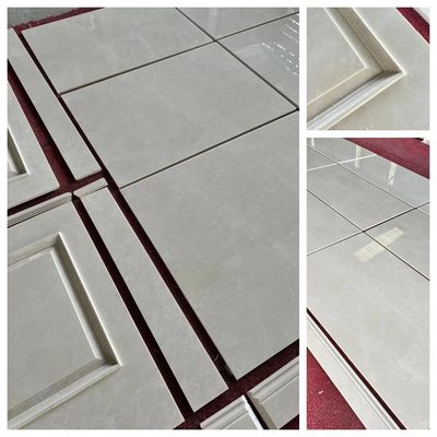 ライトベージュ色の大理石壁パネルと現代背景ディスプレイのための大理石彫刻柱