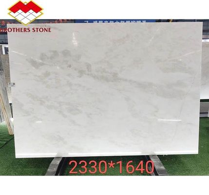 モダン・ロイヤル・ホワイト・オニックス・ホーン・マーマー・シート 壁面とダイニングテーブルセットのためのサイズに合わせてカットされたグラフィックデザインソリューション