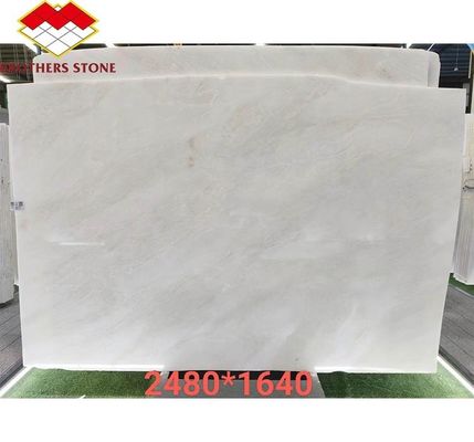 モダン・ロイヤル・ホワイト・オニックス・ホーン・マーマー・シート 壁面とダイニングテーブルセットのためのサイズに合わせてカットされたグラフィックデザインソリューション