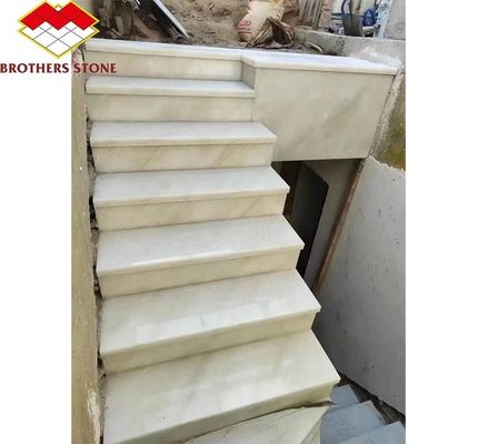 モダン・ロイヤル・ホワイト・オニックス・ホーン・マーマー・シート 壁面とダイニングテーブルセットのためのサイズに合わせてカットされたグラフィックデザインソリューション