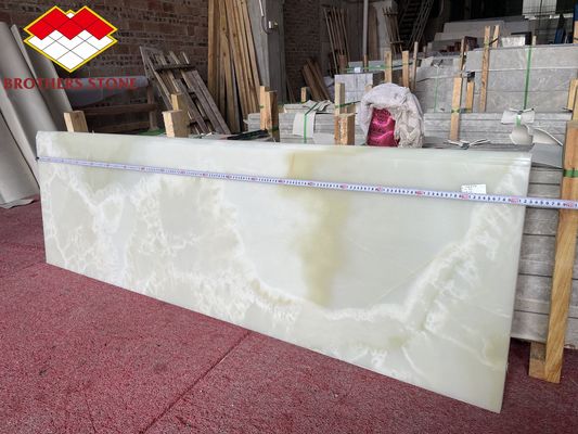 豪華な現代的な室内 スパイラルとストレートオニックス階段 緑色エメラルド ライトグリーンオニックス バックライト 階段デザインのための室内石