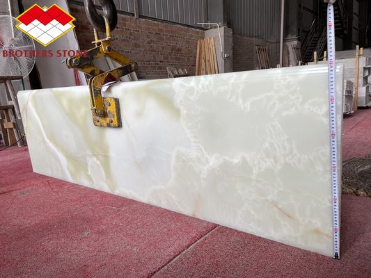 豪華な現代的な室内 スパイラルとストレートオニックス階段 緑色エメラルド ライトグリーンオニックス バックライト 階段デザインのための室内石