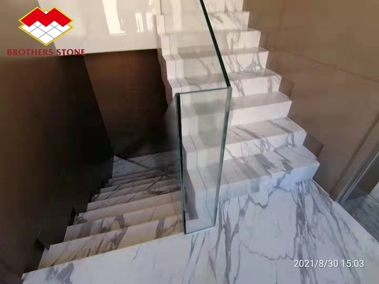 ヴィラ内部の階段のレンジは,天然の大理石とカラカッタの黄金階段で作られた