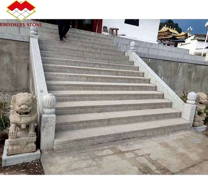 現代的なデザインと燃え盛る花石の階段を備えた白色の花石板