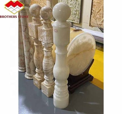 階段柱のための現代オニックス大理石柱 磨いた天然石デザイン