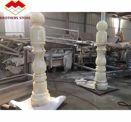 階段柱のための現代オニックス大理石柱 磨いた天然石デザイン